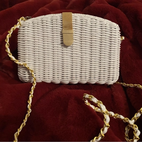 Handbags - Amazing vintage gold closure and strap basket purse